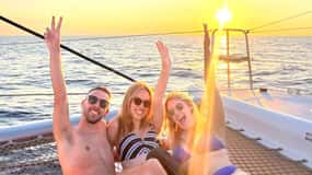 Milos: Cruzeiro privado de catamarã para Kleftiko e Polyegos