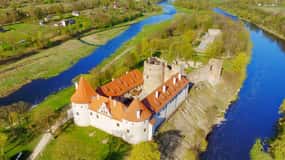 De Riga: visita ao palácio de Rundale e ao castelo de Bauska e regresso.
