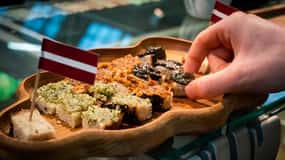 Riga: Traditionelle Foodtour auf dem Zentralmarkt in einer Kleingruppe