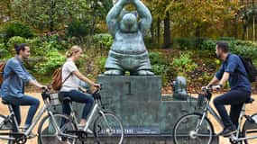 Brussels: Private City Tour on Bike with Drink Stop