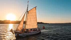 Lagos: Vela al atardecer a bordo de un barco tradicional con Prosecco