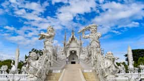 From Chiang Rai: Famous Temples and Golden Triangle Day Tour