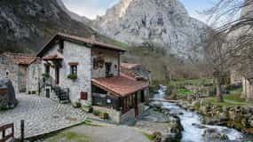 Bulnes: Ausflug mit der Standseilbahn und der Käsehöhle Cabrales in den Picos de Europa