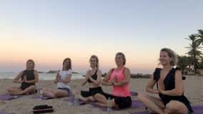 Private Yogastunde am Strand von Ibiza mit Freunden
