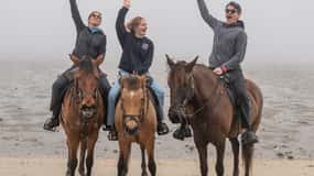 Promenade à cheval à travers le groupe de plage - PDT