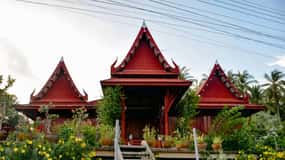 Dragon Temple & Paddle Boat Dinner at Damnoen Saduak