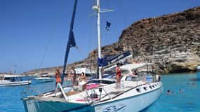Lampedusa : Tour de l'île en catamaran avec déjeuner