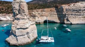 Milos: Kleftiko Sunset Catamaran Cruise med måltid og drikke