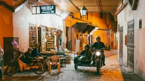 Marrakech de Noche: 1h30 Sidecar con degustación de comida callejera