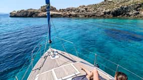 Alghero: Esperienza di navigazione giornaliera con pranzo a bordo
