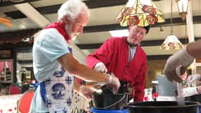 Volendam: 2.5-Hour Cheesemaking Workshop & Clog Making Tour