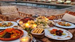 Vanuit Marrakech: Agafay Woestijn Zonsondergang Diner met Live Show
