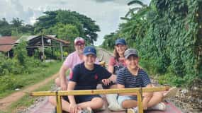 Explora a aldeia e o campo - comboio de bambu/caverna do morcego