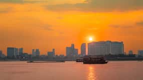 Cruzeiro guiado ao pôr do sol em Phnom Penh e passeio noturno pela cidade - Vespa Adventure