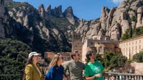 Från Barcelona: Montserrat-klostret och en naturskön vandring i bergen