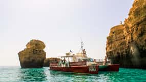 Quarteira: Gita in barca alle grotte di Benagil con barbecue sulla spiaggia e kayak