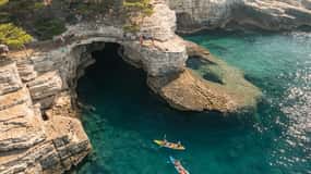Pula: Kajak-Tour zu Höhlen und Inseln, Schnorcheln und Getränke