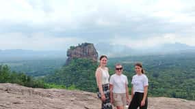 Aventura de tuk tuk de Kandy à rocha de Sigiriya