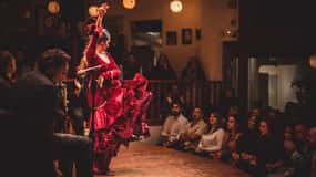 Sevilla: Tapas, Vino y Espectáculo Flamenco Visita Guiada