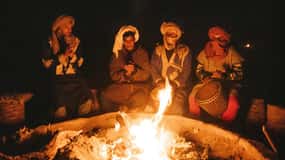 Noches estrelladas en la majestuosidad del desierto del Sahara en Erg chigaga