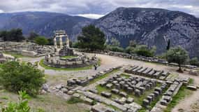 Athens to Delphi & Arachova Private Guided Tour with Lunch