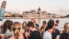 Budapest: Crociera galleggiante Lotus con bevande illimitate