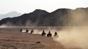 Hurghada: Quad-, Buggy- und Kamelritt & Beduinendorf