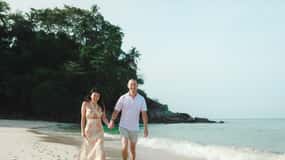 Phuket: couple photoshoot at Surin Beach