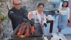 Cours de souvlaki à Mykonos