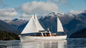 Lake Te Anau: 3-Hour Boat Cruise with Guided Walk
