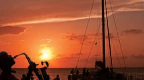 Cruzeiro de catamarã ao pôr do sol em Montego Bay com bar aberto e música