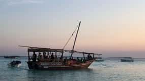 Zanzibar: Crociera al tramonto in Dhow a vela con prelievo