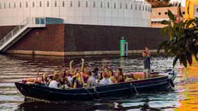 Groningen: City canal cruise (with unlimited drinks)