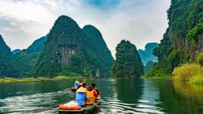 Excursion d'une journée à Hoa Lu, Tam Coc et la grotte de Mua avec déjeuner et limousine