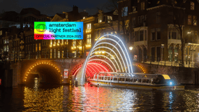 Amsterdam: Cozy Light Festival Cruise with Hot Chocolate