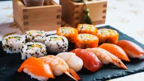 Tokyo: Corso di preparazione del sushi con sake opzionale