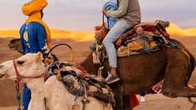 Marrakech: Agafay Desert Dinner Show med kameltur ved solnedgang
