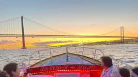 Lisboa: Passeio turístico de barco tradicional com guia guiado ao vivo