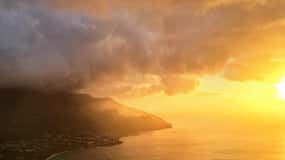 Explorateur de couchers de soleil ! Randonnée dans les montagnes des Seychelles