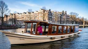 Amsterdam: plimbare cu barca pe canal cu ghid local și băuturi opționale