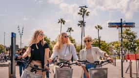 Barcelona: Passeio de E-Bike com Teleférico de Montjuic e passeio de barco
