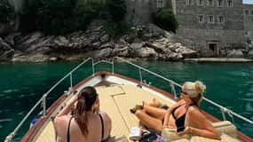 Budva: Private Sightseeing-Bootsfahrt mit Schwimmen & Getränken