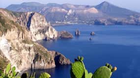 Lipari: Boat Tour of Vulcano Island with Disembarkation Stop