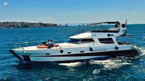 Istanbul : Croisière privée sur le Bosphore à bord d'un yacht de luxe