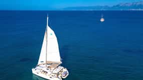 Milos: Private Catamaran Cruise to Kleftiko and Polyegos