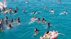 Athens: Swimming Cruise with Lunch, Wine & Live DJ on Board