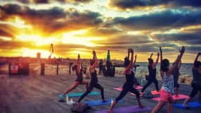 Tel Aviv: Beachfront Sunset Yoga at Beach Club TLV