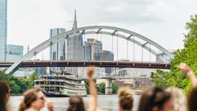 Nashville: Pontoon Party Cruise with a Captain