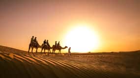 Dubaï : Randonnée à dos de chameau au coucher du soleil, camp Al Khayma, observation des étoiles et barbecue
