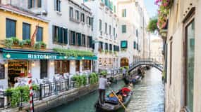 Venise : Promenade en gondole dans la ville lagunaire